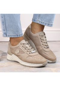 Buty damskie sportowe na koturnie ażurowe beżowe Rieker N4346-60 beżowy. Kolor: beżowy. Wzór: ażurowy. Obcas: na koturnie #11