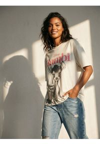 Sinsay - Bawełniana koszulka z nadrukiem Bambi - kremowy. Kolor: kremowy. Materiał: bawełna. Wzór: nadruk #1