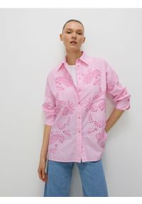Reserved - Oversizowa koszula z ażurowym haftem - różowy. Kolor: różowy. Materiał: bawełna, tkanina. Wzór: ażurowy, haft