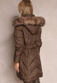 Renee - Brązowa Długa Pikowana Kurtka w Stylu Parki z Troczkiem w Pasie i Sztucznym Futerkiem Abelasa. Okazja: na co dzień. Kolor: brązowy. Materiał: futro. Długość: długie. Sezon: zima. Styl: casual, street, klasyczny #3