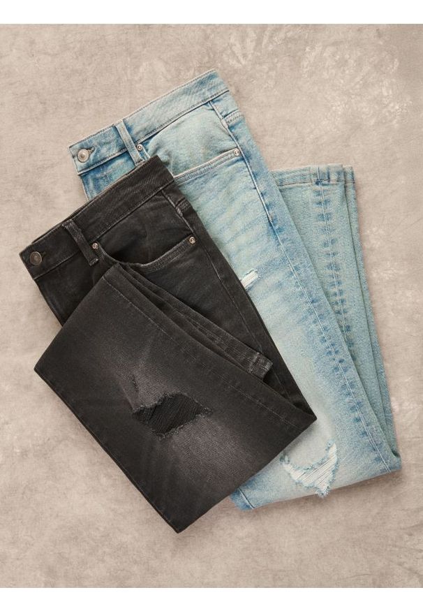 Reserved - Jeansy carrot slim z przetarciami - niebieski. Kolor: niebieski