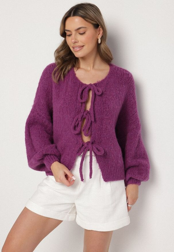 Born2be - Fioletowy Kardigan Oversize z Wełną Zdobiony Kokardkami Eleathalie. Okazja: na co dzień. Typ kołnierza: kokarda. Kolor: fioletowy. Materiał: wełna. Wzór: aplikacja. Styl: elegancki, casual