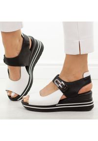 Białe skórzane sandały damskie na koturnie M.Daszyński 25144-1. Okazja: na co dzień. Zapięcie: rzepy. Kolor: biały. Materiał: skóra. Sezon: wiosna, lato. Obcas: na koturnie. Styl: casual, elegancki, klasyczny #1