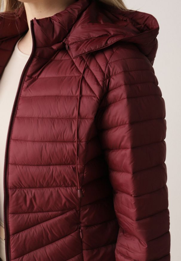 Born2be - Bordowa Klasyczna Kurtka Przejściowa z Pikowaniem i Odpinanym Kapturem Pretiella. Okazja: na spacer, na co dzień. Kolor: czerwony. Materiał: jeans, nylon. Styl: klasyczny