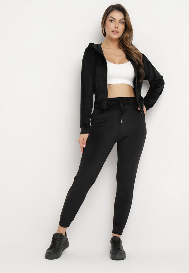 Born2be - Czarny Welurowy Komplet Dresowy Bluza z Kapturem i Spodnie Petyra. Kolor: czarny. Materiał: welur, dresówka. Wzór: jednolity