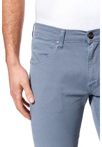 Wrangler - WRANGLER SPODNIE MĘSKIE LARSTON FLINTSTONE BLUE W18SHD13F. Materiał: materiał #6