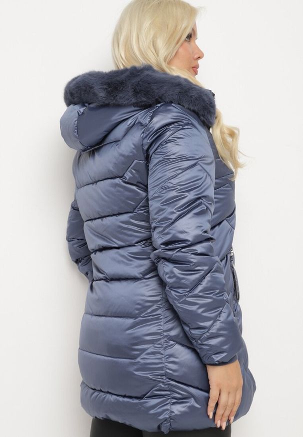 Born2be - Granatowa Kurtka z Pikowanymi Przeszyciami i Odpinanym Futerkiem przy Kapturze Vensie. Okazja: na co dzień. Kolekcja: plus size. Kolor: niebieski. Materiał: futro. Styl: klasyczny, elegancki, casual