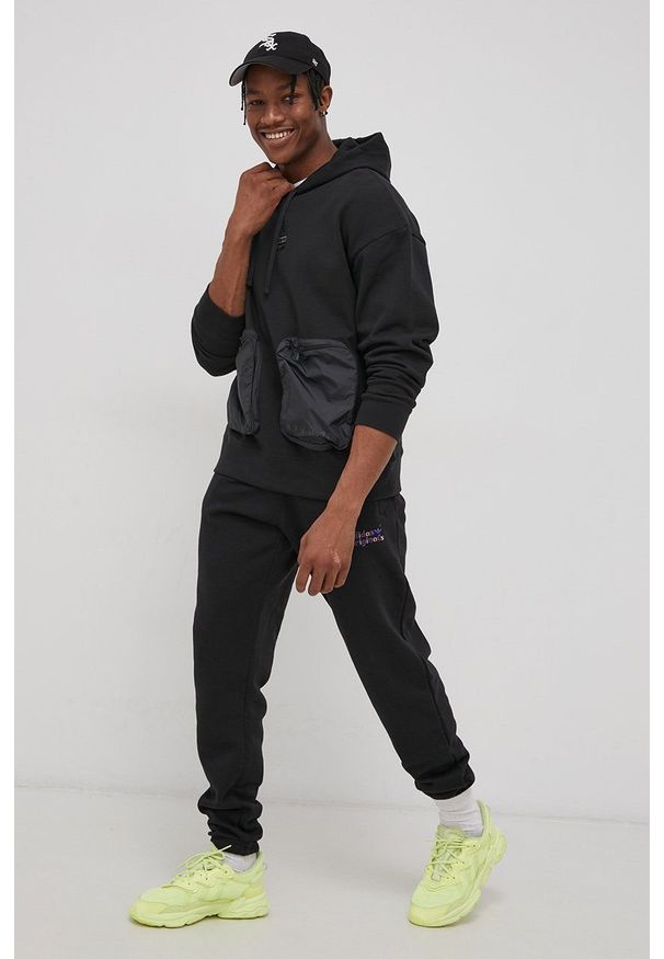 adidas Originals Spodnie HC7146 męskie kolor czarny z nadrukiem. Kolor: czarny. Materiał: bawełna, poliester, dzianina. Wzór: nadruk