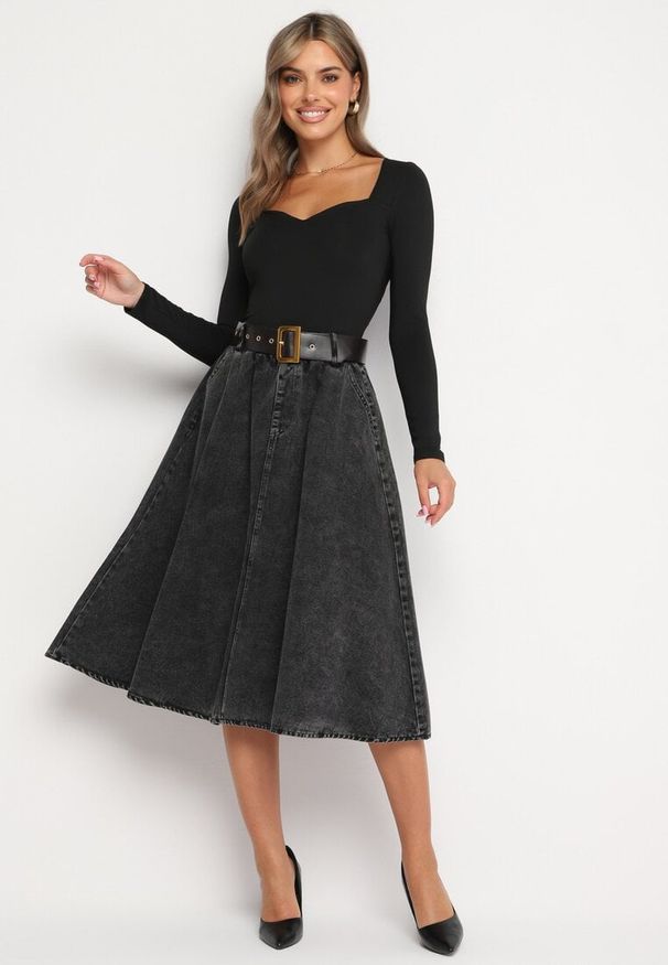Born2be - Czarna Jeansowa Spódnica Midi z Paskiem Suera. Okazja: na co dzień, na spotkanie biznesowe, do pracy. Kolor: czarny. Materiał: jeans. Styl: biznesowy, casual