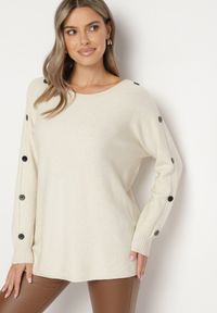 Born2be - Jasnobeżowy Sweter z Dodatkiem Bawełny i Wiskozy z Guzikami na Rękawach Ciasine. Okazja: na co dzień. Kolekcja: plus size. Kolor: beżowy. Materiał: bawełna, wiskoza. Długość rękawa: długi rękaw. Długość: długie. Styl: casual