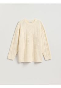 Reserved - Sweter oversize z warkoczowym splotem - kremowy. Kolor: kremowy. Materiał: dzianina, wełna. Wzór: ze splotem #1