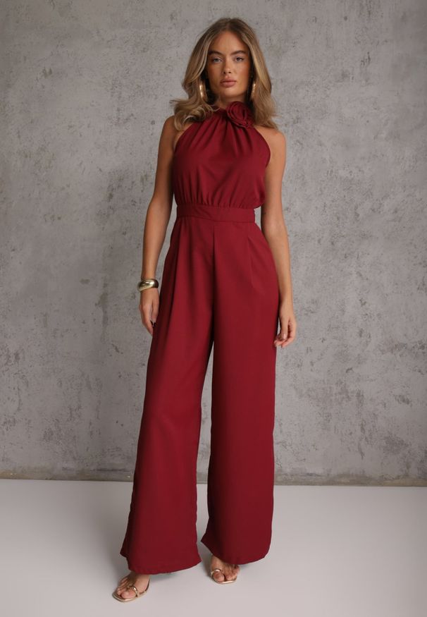 Renee - Bordowy Elegancki Kombinezon z Górą Halter Ozdobioną Różą 3D Dephousa. Kolor: czerwony. Wzór: aplikacja. Styl: elegancki