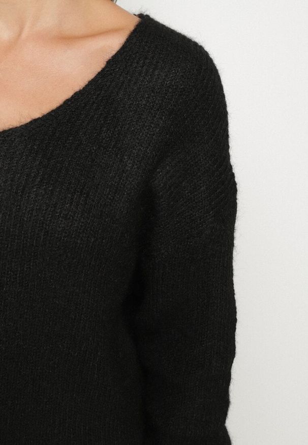 Born2be - Czarny Sweter z Dodatkiem Wełny i Trójkątnym Dekoltem Esmina. Okazja: na co dzień. Kolor: czarny. Materiał: wełna. Styl: klasyczny, casual, elegancki