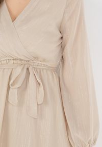 Born2be - Beżowa Sukienka Pronestra. Kolor: beżowy. Materiał: tkanina, materiał. Wzór: gładki. Typ sukienki: kopertowe. Styl: elegancki. Długość: mini #2
