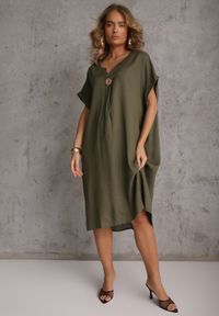 Renee - Zielona Sukienka o Pudełkowym Kroju z Lnem i Wiskozą Zdobiona Guzikiem Mezynore. Kolekcja: plus size. Kolor: zielony. Materiał: wiskoza, len. Wzór: aplikacja. Typ sukienki: dla puszystych. Styl: boho, wakacyjny #8