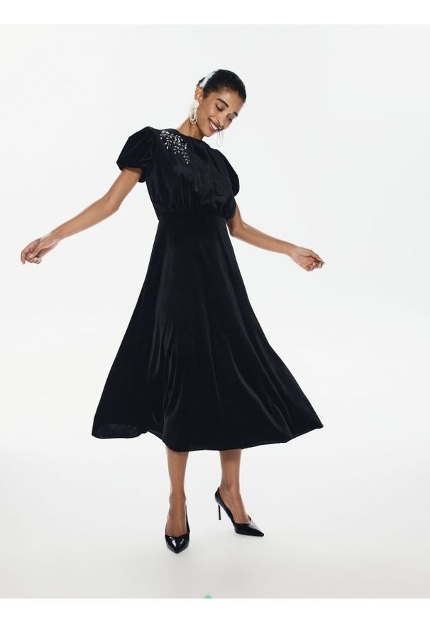 Reserved - Welurowa sukienka midi - czarny. Kolor: czarny. Materiał: welur. Długość: midi