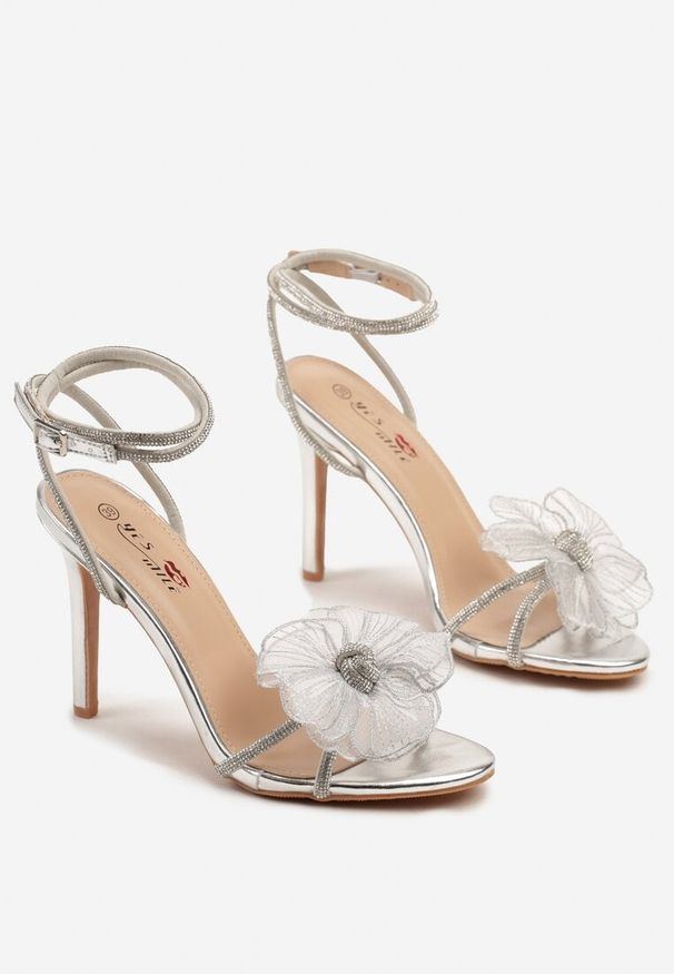 Born2be - Srebrne Sandały na Szpilce Zdobione Cyrkoniami i Kwiatową Aplikacją Froine. Okazja: na co dzień. Kolor: srebrny. Wzór: aplikacja, kwiaty. Obcas: na szpilce. Styl: wizytowy, casual, elegancki