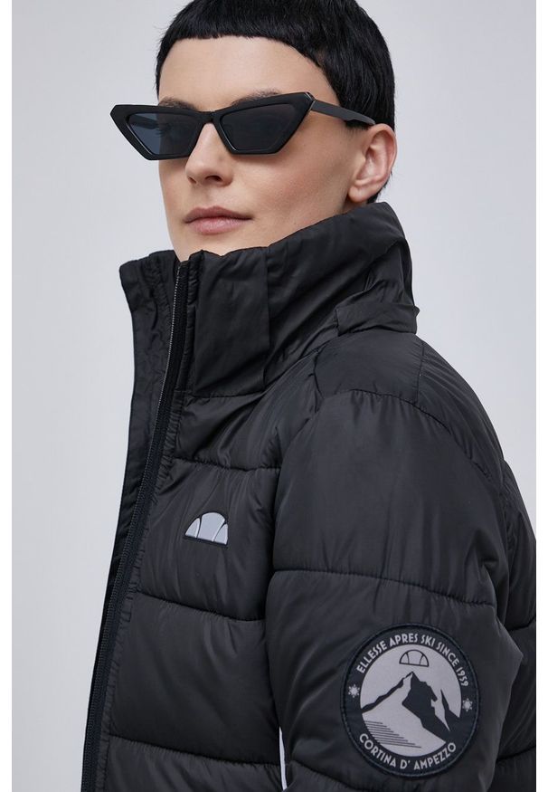 Ellesse Kurtka damska kolor czarny zimowa. Okazja: na co dzień. Kolor: czarny. Materiał: futro. Sezon: zima. Styl: casual