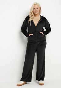 Born2be - Czarny Welurowy Komplet Dresowy Bluza z Kapturem i Spodnie z Gumką w Pasie Sallaria. Kolor: czarny. Materiał: dresówka, welur #6