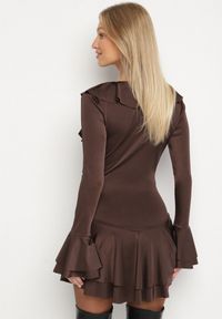 Born2be - Brązowa Taliowana Sukienka Zdobiona Falbankami Tiraneda. Okazja: na imprezę. Typ kołnierza: kołnierz z falbankami. Kolor: brązowy. Wzór: aplikacja. Typ sukienki: proste. Styl: elegancki #5