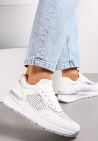 Renee - Białe Sneakersy z Błyszczącymi Cyrkoniami Aviveria. Kolor: biały. Materiał: skóra #1