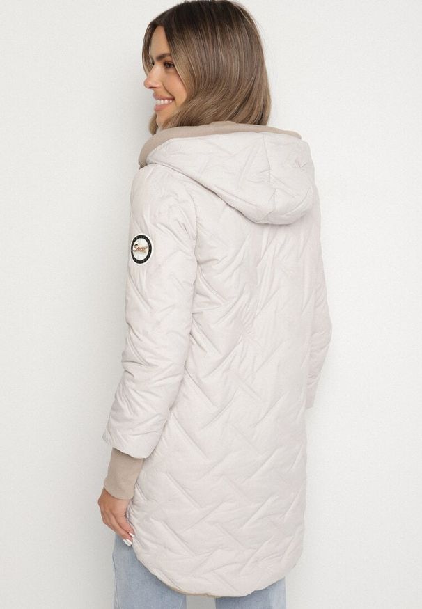 Born2be - Jasnoszara Pikowana Kurtka z Przedłużonym Tyłem i Kapturem Melune. Okazja: na co dzień. Kolor: szary. Materiał: jeans. Wzór: aplikacja. Styl: casual, klasyczny