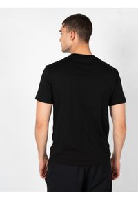 Les Hommes T-Shirt "Be Legendary" | LBT1030700P | Mężczyzna | Czarny. Kolor: czarny. Materiał: bawełna, elastan. Wzór: nadruk. Styl: elegancki, klasyczny