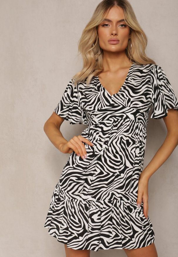 Renee - Czarno-Biała Rozkloszowana Sukienka Mini z Wiskozy Ozdobiona Hipnotyzującym Printem Aluraisa. Kolor: czarny. Materiał: wiskoza. Wzór: nadruk, aplikacja. Sezon: lato. Długość: mini