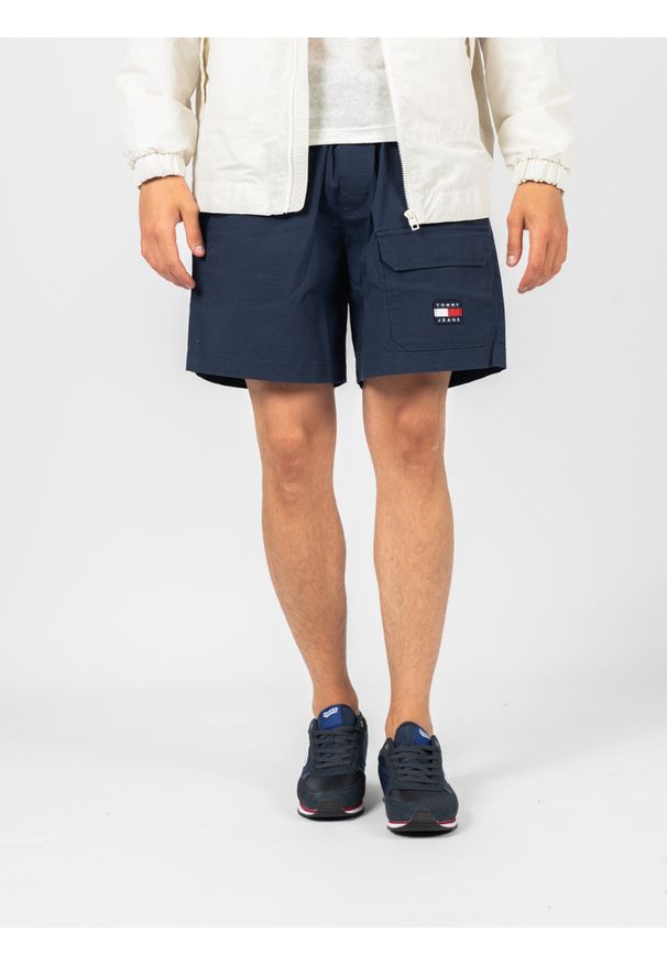 TOMMY HILFIGER - Tommy Jeans Szorty | DM0DM13222 | Mężczyzna | Biały, Czerwony, Granatowy. Okazja: na co dzień. Kolor: biały, czerwony, wielokolorowy, niebieski. Materiał: bawełna, poliamid. Wzór: aplikacja. Styl: casual