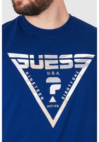 Guess - GUESS Granatowy t-shirt męski z logo w moro. Kolor: niebieski. Wzór: moro