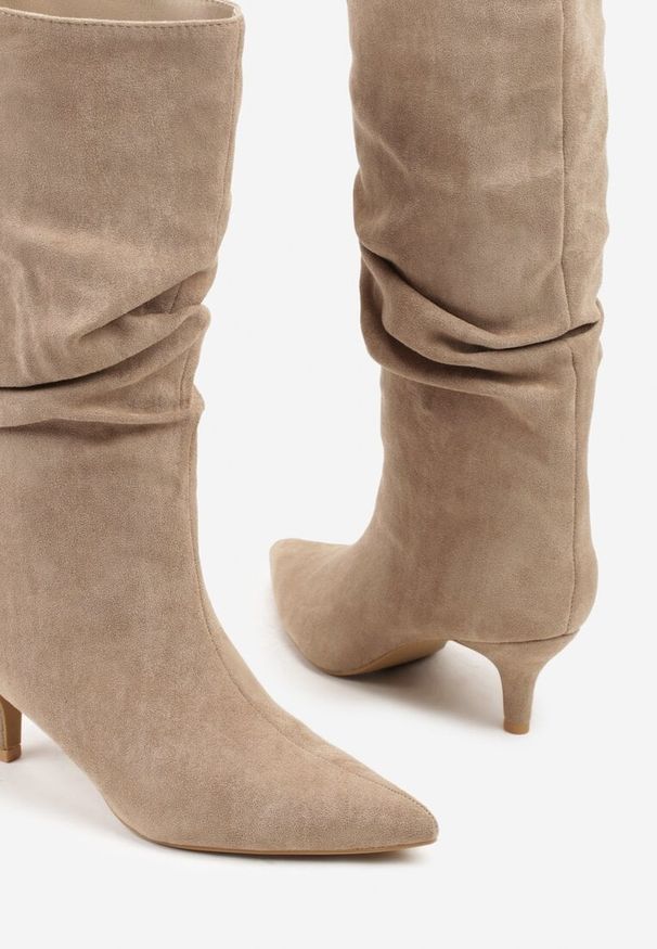 Born2be - Ciemnobeżowe Marszczone Botki na Obcasie Typu Kaczuszka Nalonia. Okazja: na co dzień. Kolor: beżowy. Materiał: jeans. Szerokość cholewki: normalna. Obcas: na obcasie. Styl: elegancki, casual, klasyczny. Wysokość obcasa: średni