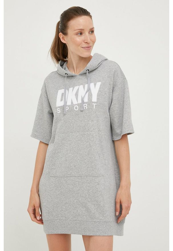 DKNY - Dkny sukienka DP2D4571 kolor szary mini prosta. Okazja: na co dzień. Typ kołnierza: kaptur. Kolor: szary. Materiał: dzianina. Długość rękawa: krótki rękaw. Typ sukienki: proste. Styl: casual. Długość: mini