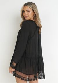 Born2be - Czarna Tunika z Koronkową Falbanką Tunlia. Typ kołnierza: kołnierz z falbankami. Kolor: czarny. Materiał: koronka. Wzór: aplikacja. Styl: elegancki #2