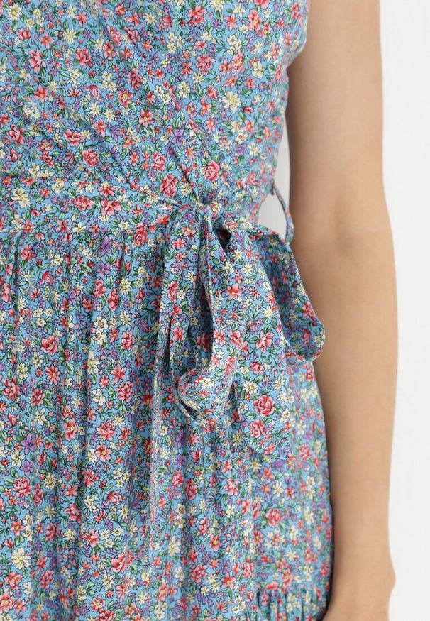 Born2be - Niebieska Sukienka z Wiskozy Porthos. Kolor: niebieski. Materiał: wiskoza. Długość rękawa: na ramiączkach. Wzór: kwiaty. Sezon: lato. Typ sukienki: kopertowe. Długość: mini