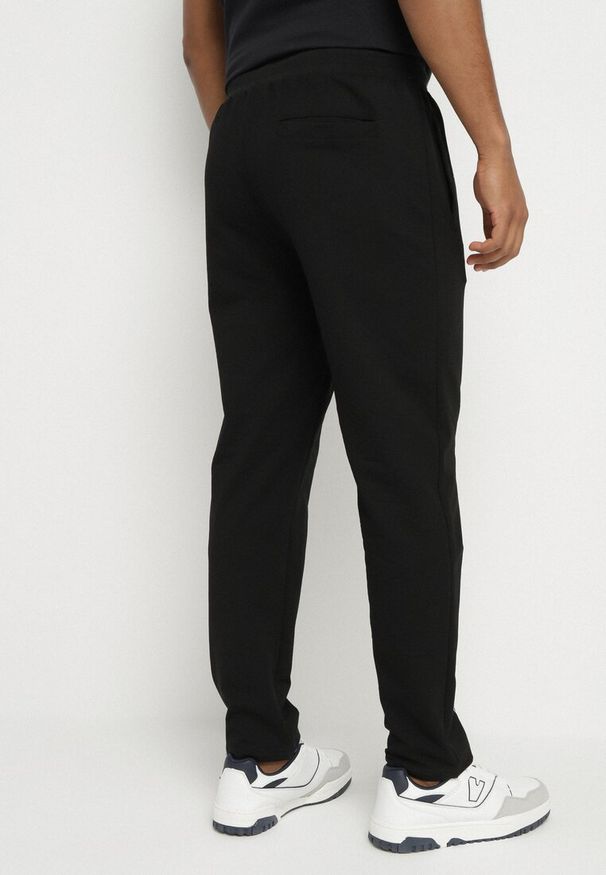Born2be - Czarne Spodnie Dresowe z Gumką i Sznurkiem w Pasie Palaretia. Kolor: czarny. Materiał: dresówka. Styl: klasyczny