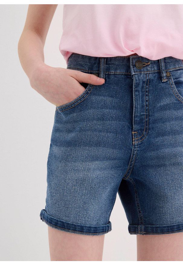 bonprix - Bermudy dżinsowe mid waist. Kolor: niebieski. Sezon: lato