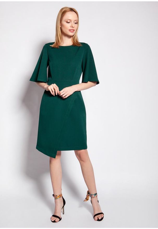 Lanti - Dopasowana Sukienka z Nieregularnym Dołem - Zielona. Kolor: zielony. Materiał: poliester