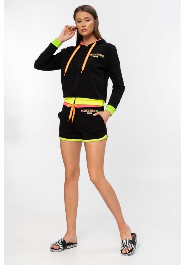 MOSCHINO Czarna bluza damska z kapturem i neonowym logo, Rozmiar L. Typ kołnierza: kaptur. Kolor: czarny. Materiał: bawełna. Wzór: nadruk