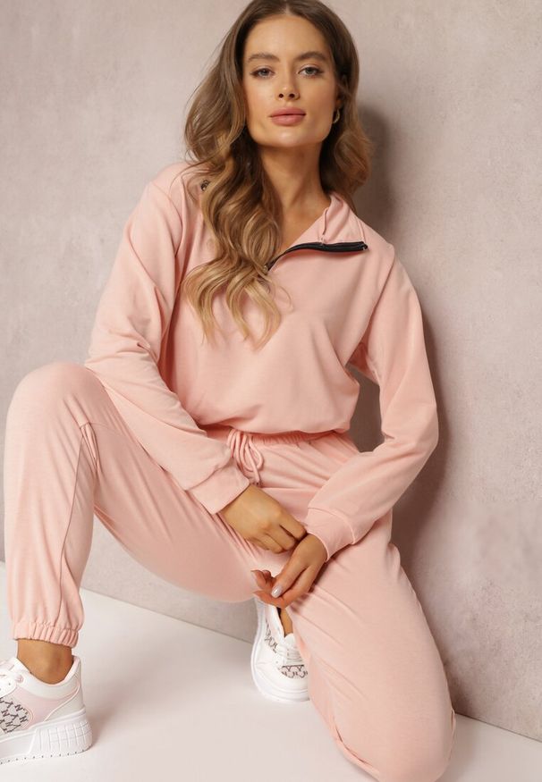 Renee - Różowy 2-częściowy Komplet Dresowy ze Spodniami i Bluzą Erassi. Kolor: różowy. Materiał: dresówka