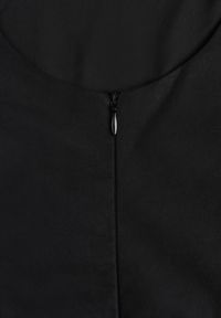 Renee - Czarna Rozkloszowana Sukienka Koktajlowa z Bawełny z Dekoltem Łódką i Kieszeniami Fanilra. Okazja: na studniówkę, na ślub cywilny, na wesele. Typ kołnierza: dekolt w łódkę. Kolor: czarny. Materiał: bawełna. Styl: wizytowy #2