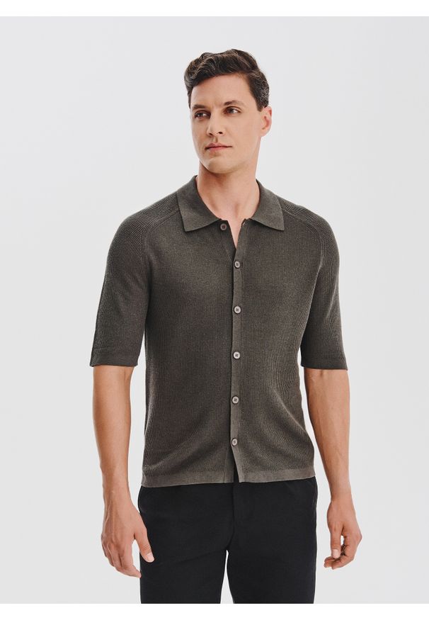 Pako Lorente - PAKO LORENTE - Zielone swetrowe polo z lnem. Okazja: na co dzień. Typ kołnierza: polo. Kolor: zielony, czarny. Materiał: len. Długość rękawa: krótki rękaw. Długość: krótkie. Styl: casual