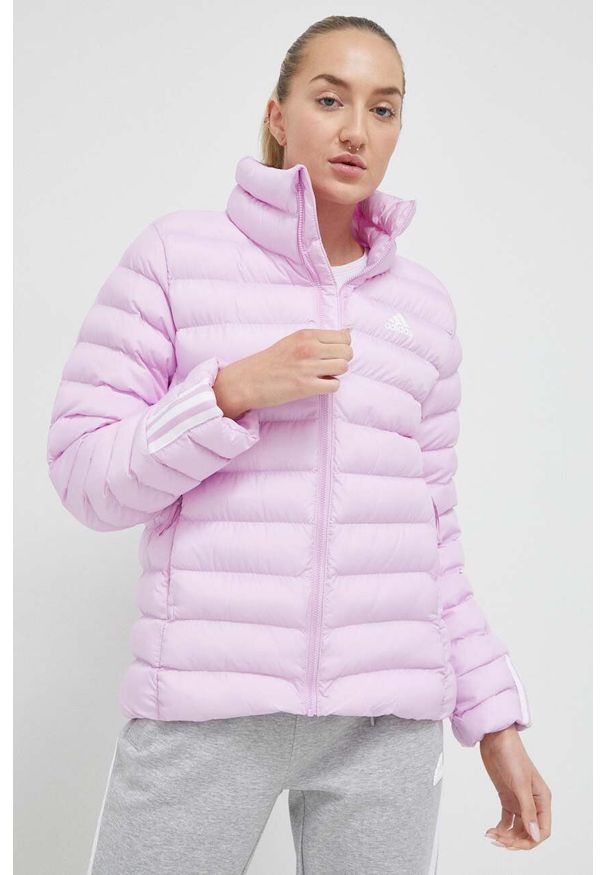 Adidas - adidas kurtka damska kolor różowy zimowa. Kolor: różowy. Materiał: materiał. Sezon: zima