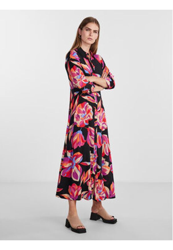 YAS Sukienka koszulowa Savanna 26022663 Kolorowy Loose Fit. Materiał: wiskoza. Wzór: kolorowy. Typ sukienki: koszulowe
