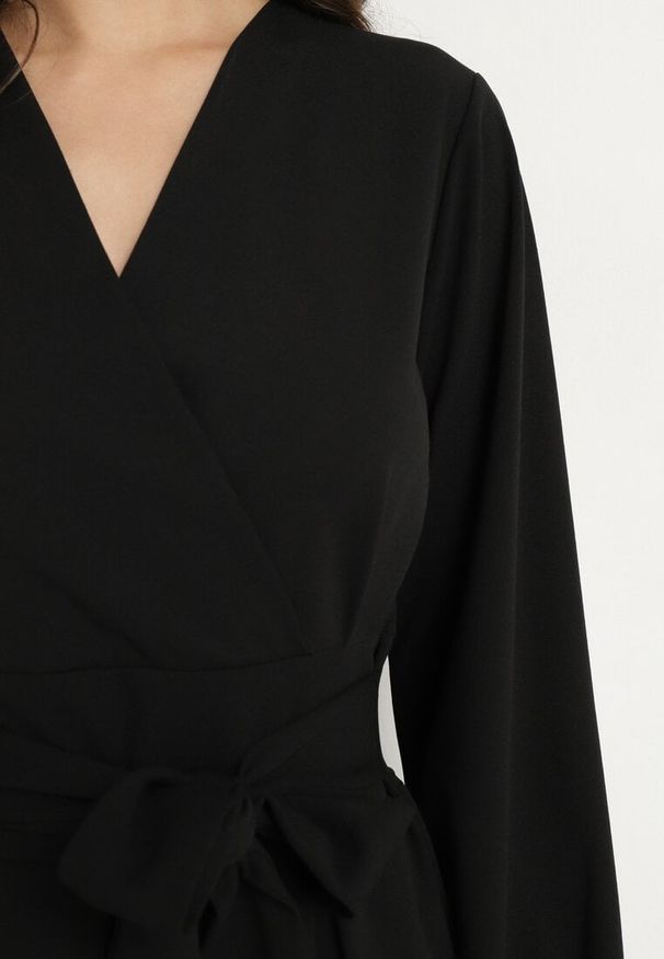 Born2be - Czarna Rozkloszowana Sukienka z Kopertowym Dekoltem i Wszytym Wiązanym Paskiem Temithie. Okazja: na co dzień. Typ kołnierza: dekolt kopertowy. Kolor: czarny. Materiał: jeans. Typ sukienki: kopertowe. Styl: elegancki, casual