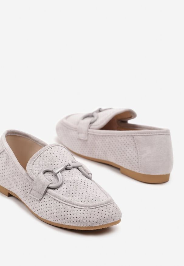 Renee - Szare Płaskie Mokasyny z Klamerką Chrisstelle. Okazja: na co dzień. Kolor: szary. Wzór: aplikacja. Obcas: na obcasie. Styl: klasyczny, elegancki, casual. Wysokość obcasa: niski