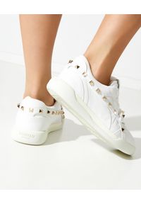 VALENTINO - Sneakersy Rockstud. Kolor: biały. Materiał: guma, materiał. Wzór: aplikacja #6