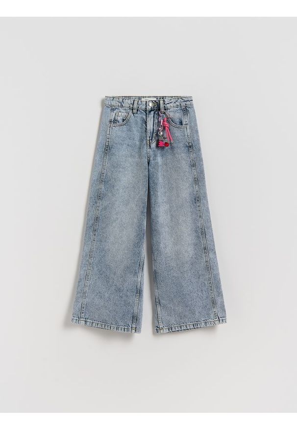 Reserved - Jeansy super wide leg z breloczkiem - granatowy. Kolor: niebieski