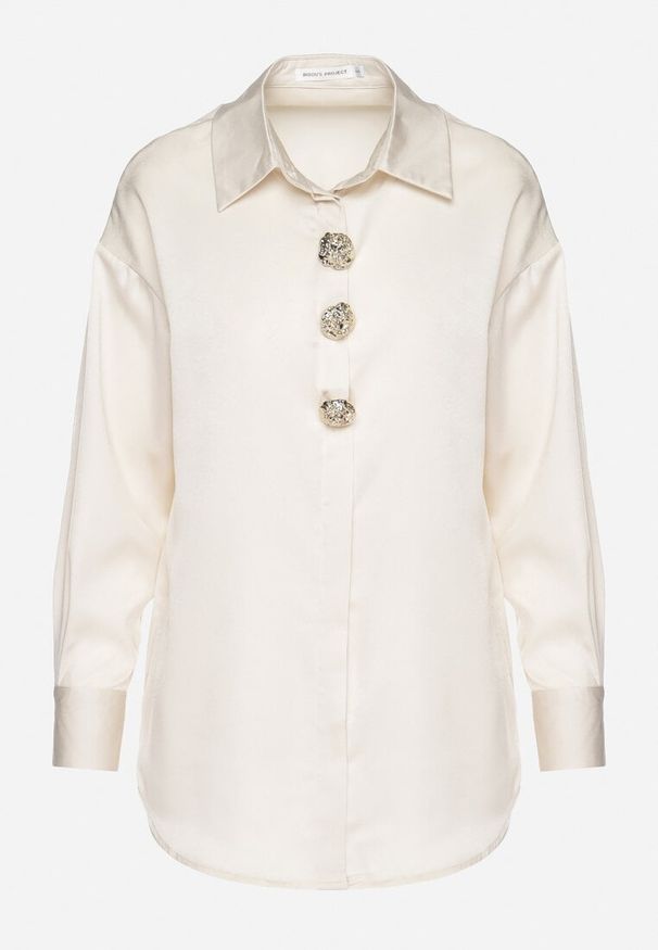 Born2be - Jasnobeżowa Satynowa Koszula z Biżuteryjnymi Guzikami Silzeda. Okazja: na co dzień. Typ kołnierza: dekolt w kształcie V, kołnierzyk klasyczny. Kolor: beżowy. Materiał: satyna. Długość rękawa: długi rękaw. Długość: długie. Wzór: aplikacja. Styl: casual, elegancki, klasyczny