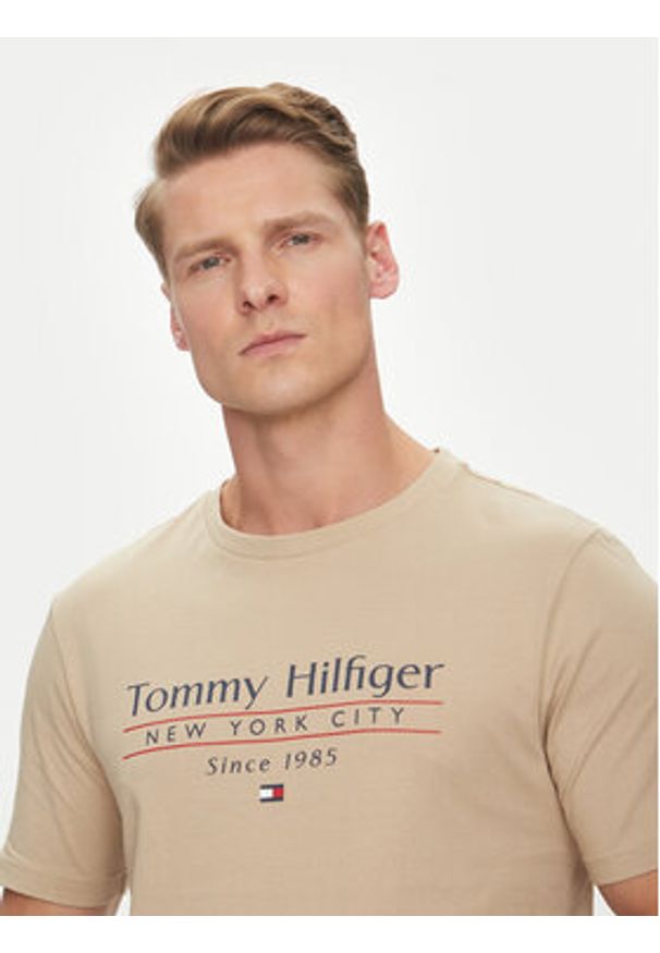 TOMMY HILFIGER - Tommy Hilfiger T-Shirt Center Stack MW0MW38621 Beżowy Regular Fit. Kolor: beżowy. Materiał: bawełna