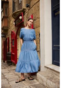 MOODO - Sukienka midi niebieska. Kolor: niebieski. Materiał: lyocell. Długość: midi #1